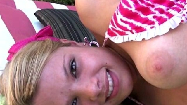 This Bikini Clad Cutie Knows How to Play With Her Cunt