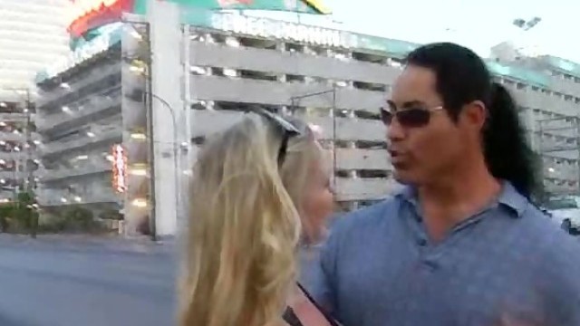 Milf Zia Pulls a Stud and Sucks on His Cock