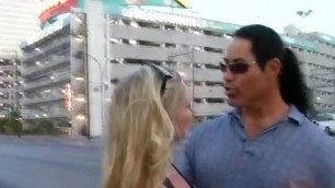 Milf Zia Pulls a Stud and Sucks on His Cock