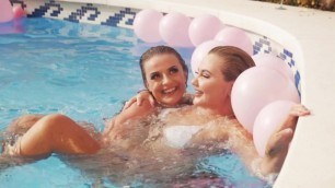 Fie Og Denice i Poolen!! Se Hele Filmen KUN På Dkwebcam.dk
